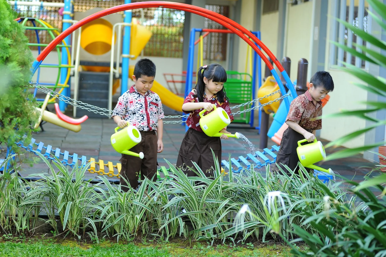 Cour d'école en ville avec noue plantée et revêtements perméables