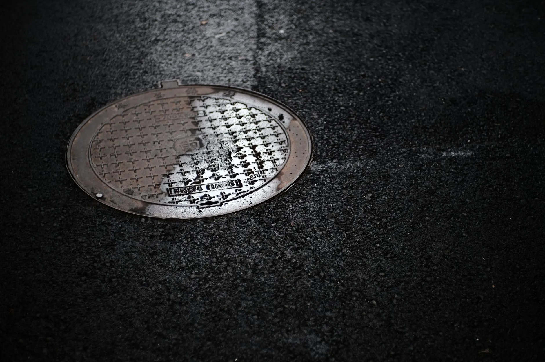Regard d’assainissement sous la pluie