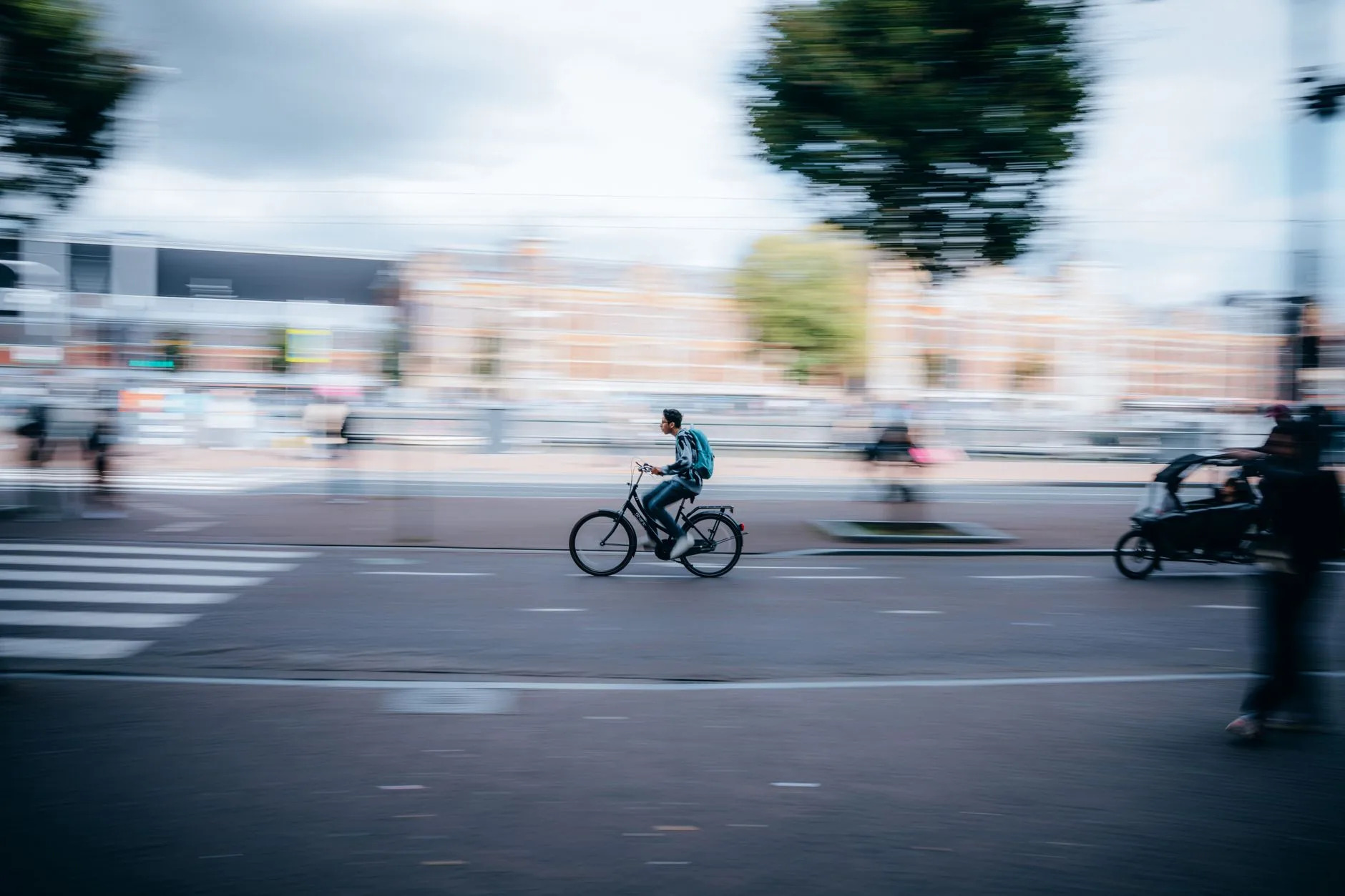 Cycliste circulant dans un environnement urbain multimodal