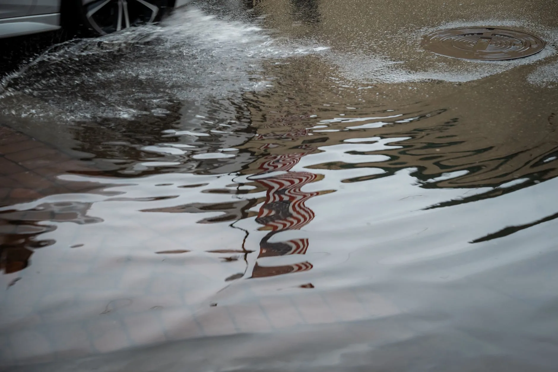 Ruissellement pluvial dans une rue urbaine