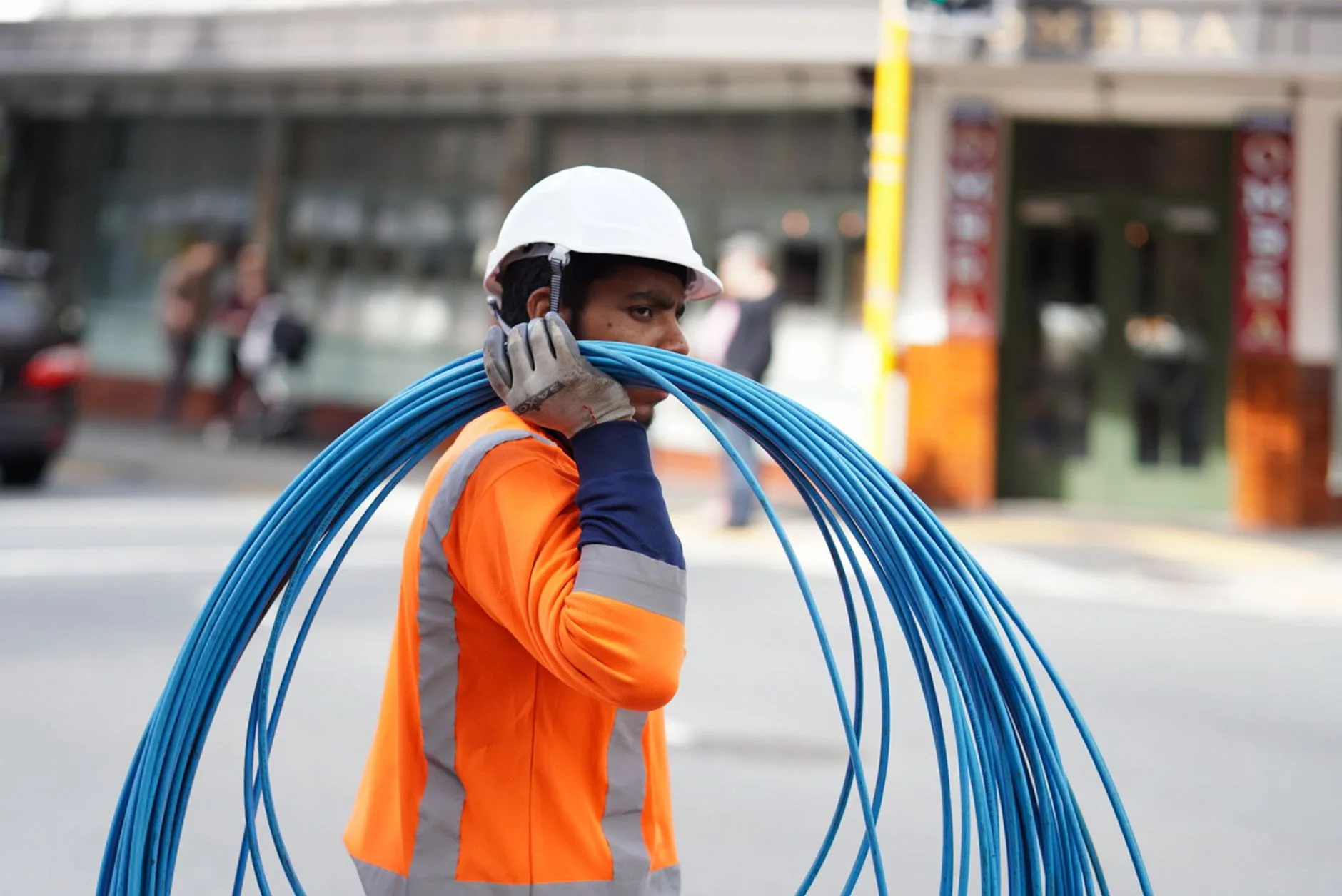 Technicien transportant un câble pour un chantier FTTH
